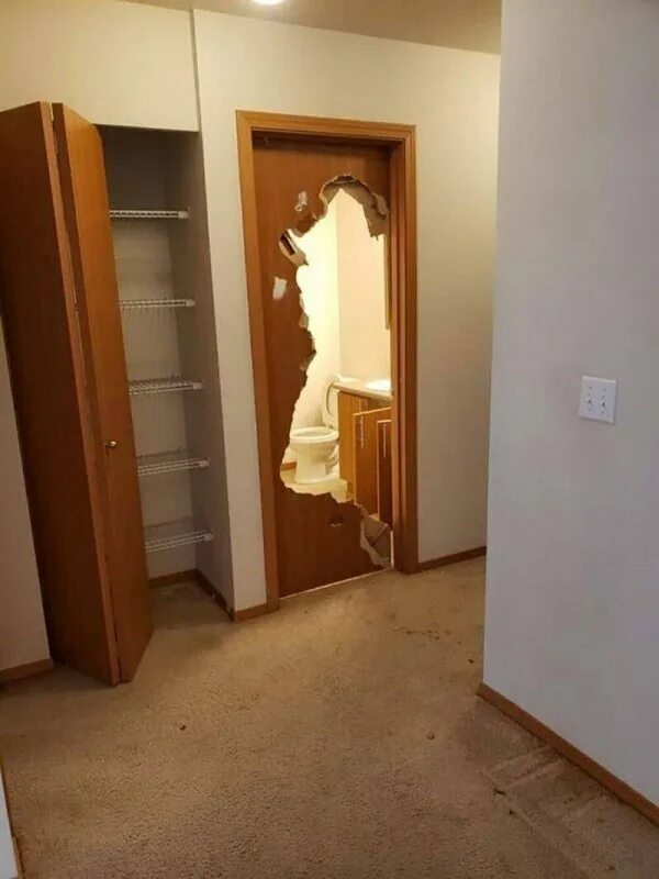 Дверь в квартиру во сне. Выломанная дверь в квартиру. Выбитая дверь. Сломанная дверь. Сломанная дверь в квартире.