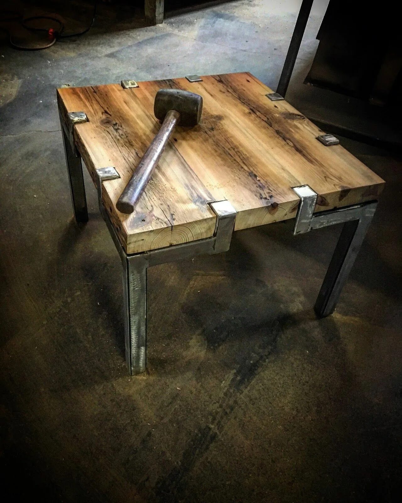 Необычные столы из металла. Необычная мебель из металла. Предметы из дерева и металла. Полка в стиле лофт настенная. Мебель в стиле лофт из металла и дерева.