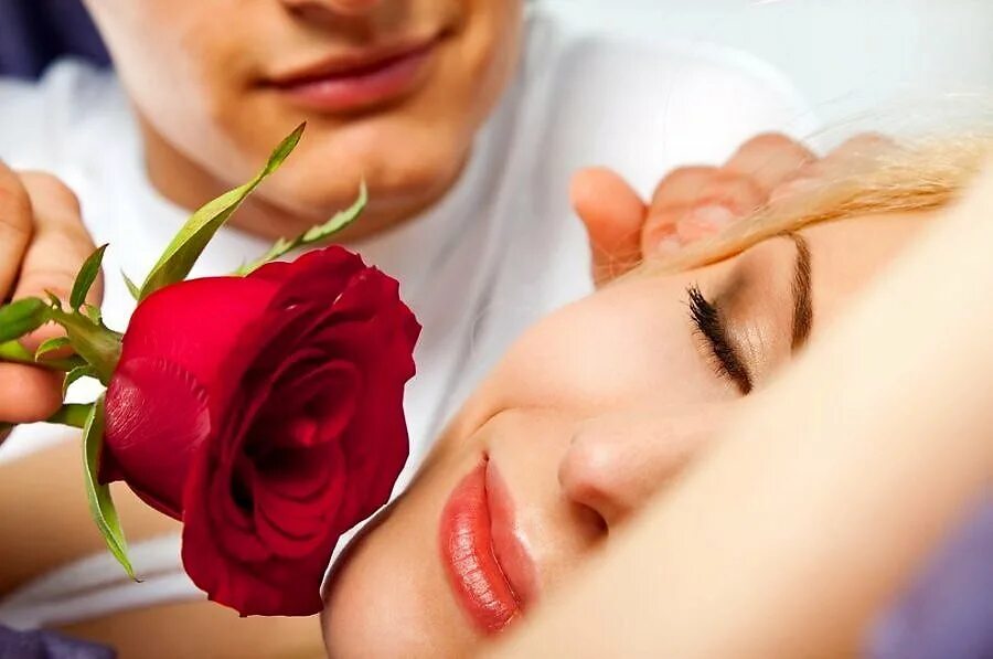 Доброе утро очи. Цветы в постель любимой. Утренний рассвет. Сонный человек с кофе. Доброе утро очи.