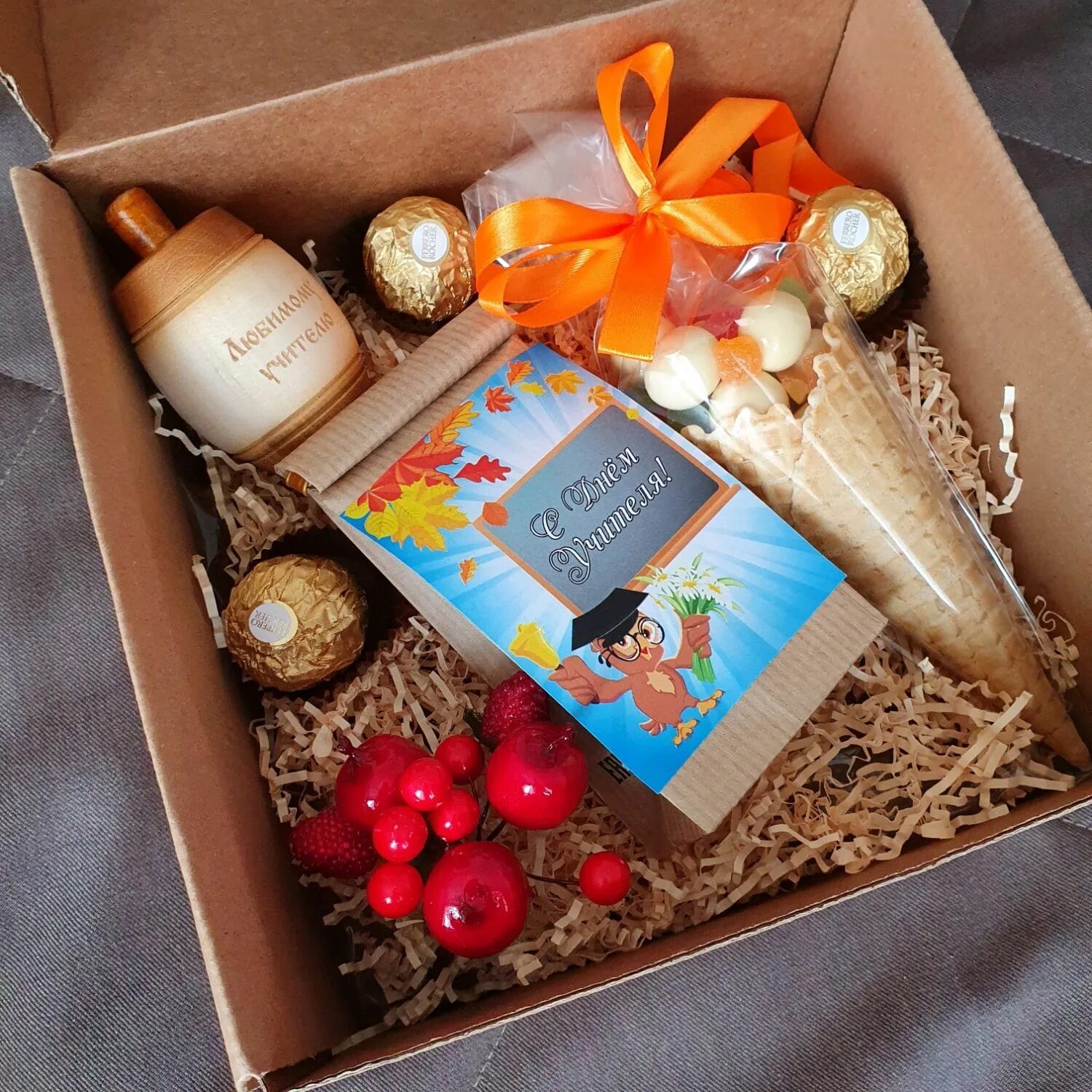 Сладкий подарок на день учителя. Подарочные наборы на день учителя. Подарочные наборы на день учителя. Подарочный набор учителю на день учителя. Подарочный бокс для учителя.
