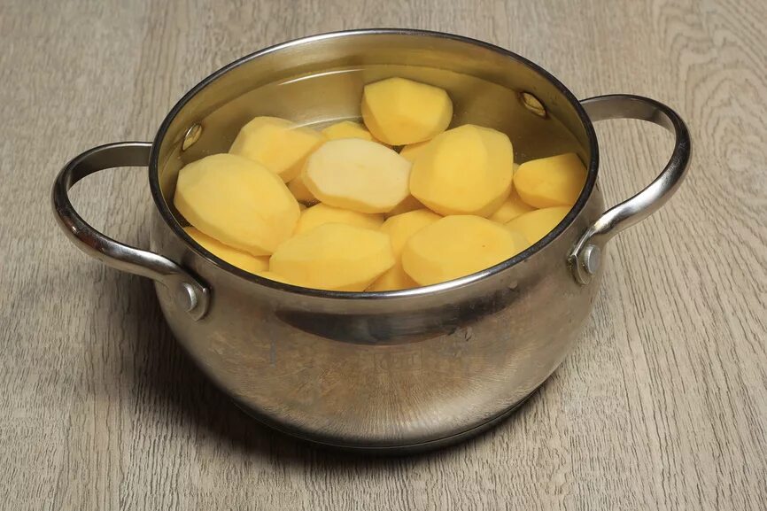 Картошку варят в кипящей. Картошка в кастрюле. Кастрюля для варки картофеля. Вареная картошка в кастрюле. Вареная картошка.