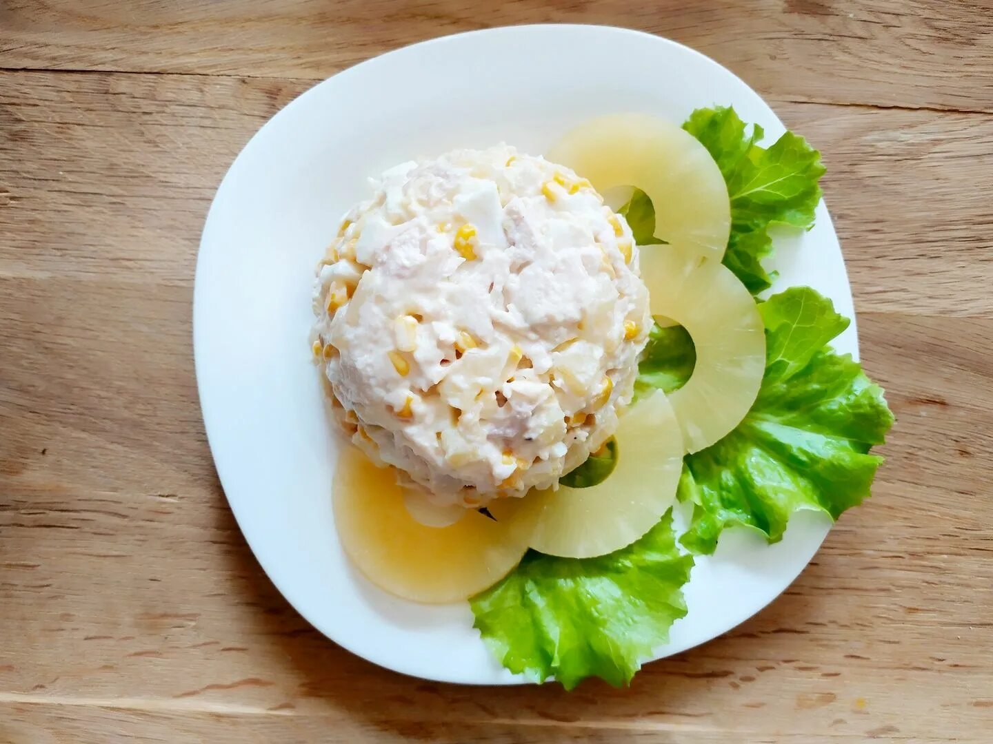 Салат с копченой курицей ананасами и грибами. Салат с ананасом и курицей. Салат курица ананас кукуруза. Салат из курицы с ананасами и сыром. Салат из копчёной курицы с ананасами и сыром.