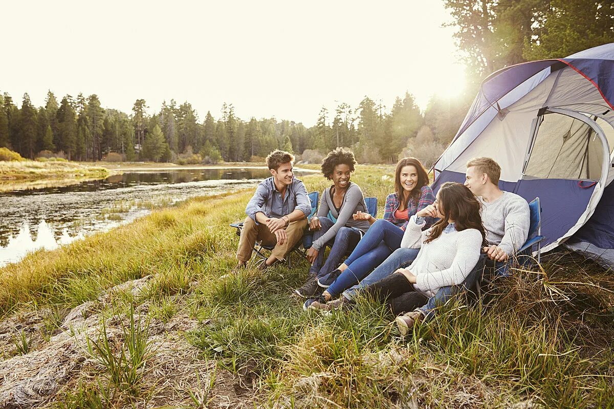 The camp left. Кемпинг с друзьями. Кемпинг с семьей. Кемпинг фотосессия. Семьёй на кемпинг около озера.