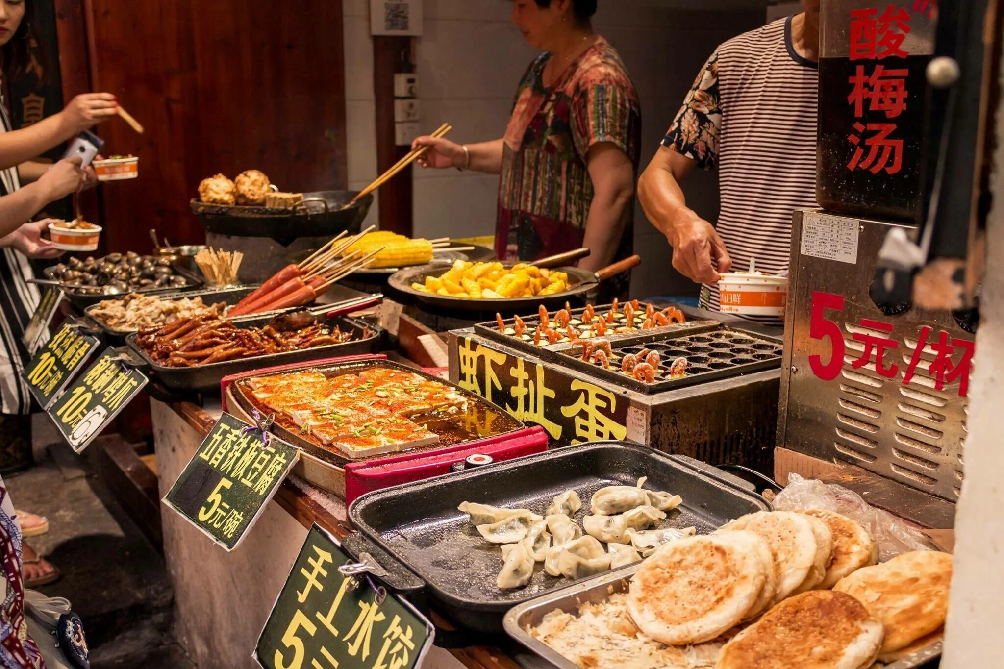 Шанхай Street food. Стрит фуд Китай. Урумчи стрит фуд. Китайский стрит фуд китайка Пенза. Китай фуд