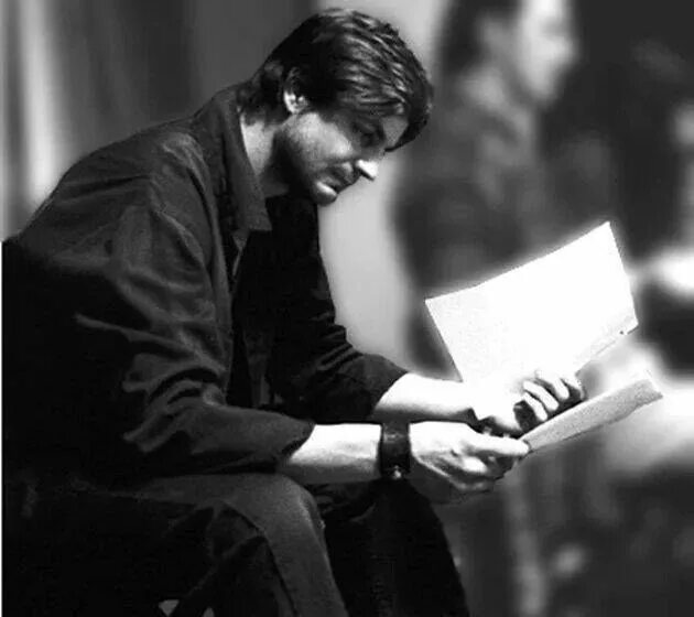 Будь человеком человек сценарий. Gale Harold. Гейл Морган Харольд III. Человек читает сценарий. Режиссер театра картинка.