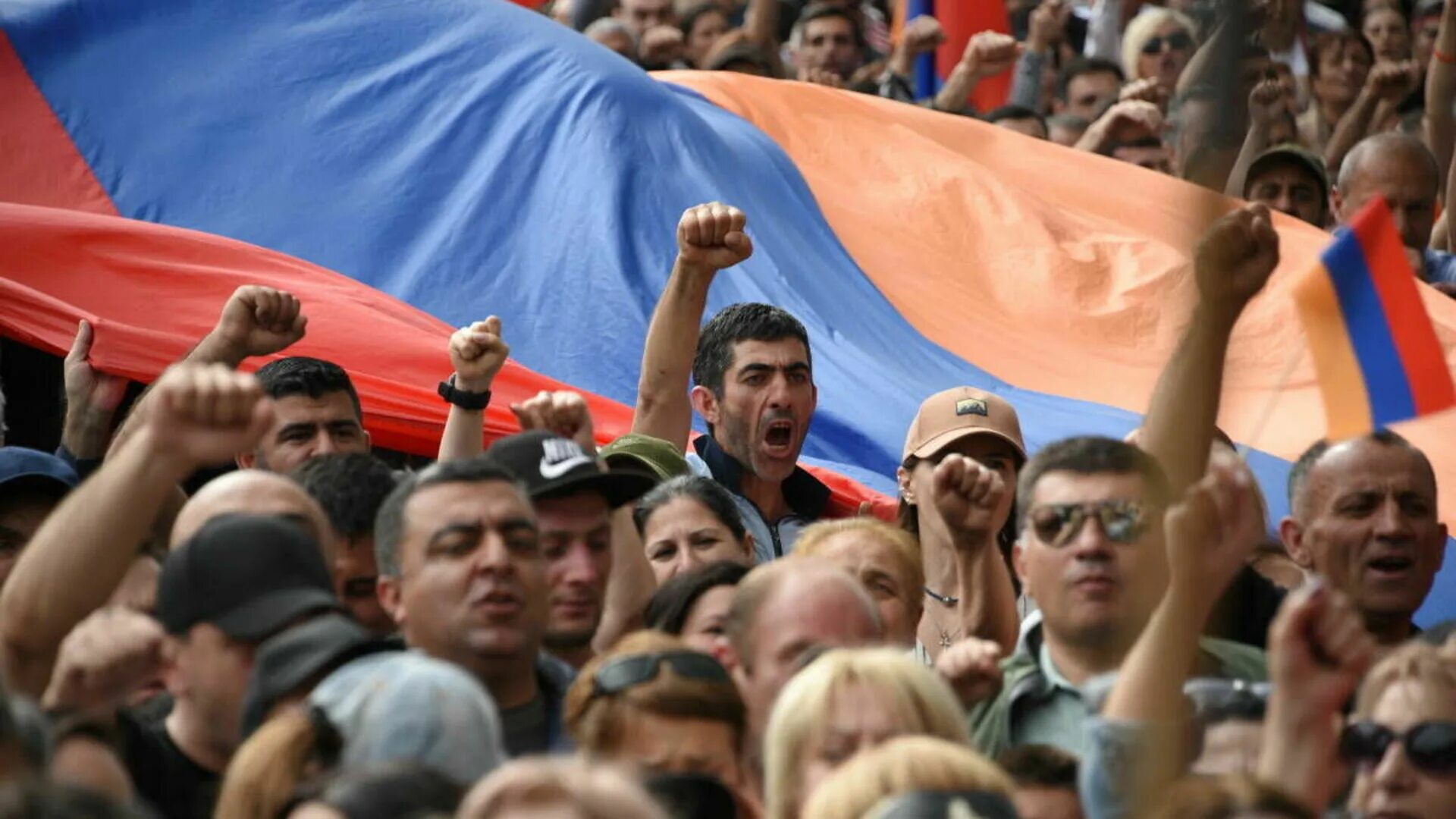 Какой сегодня армения. Митинг Армении против Пашиняна. Протесты в Армении 2022. Митинг оппозиции в Ереване. Революция в Армении 2018.