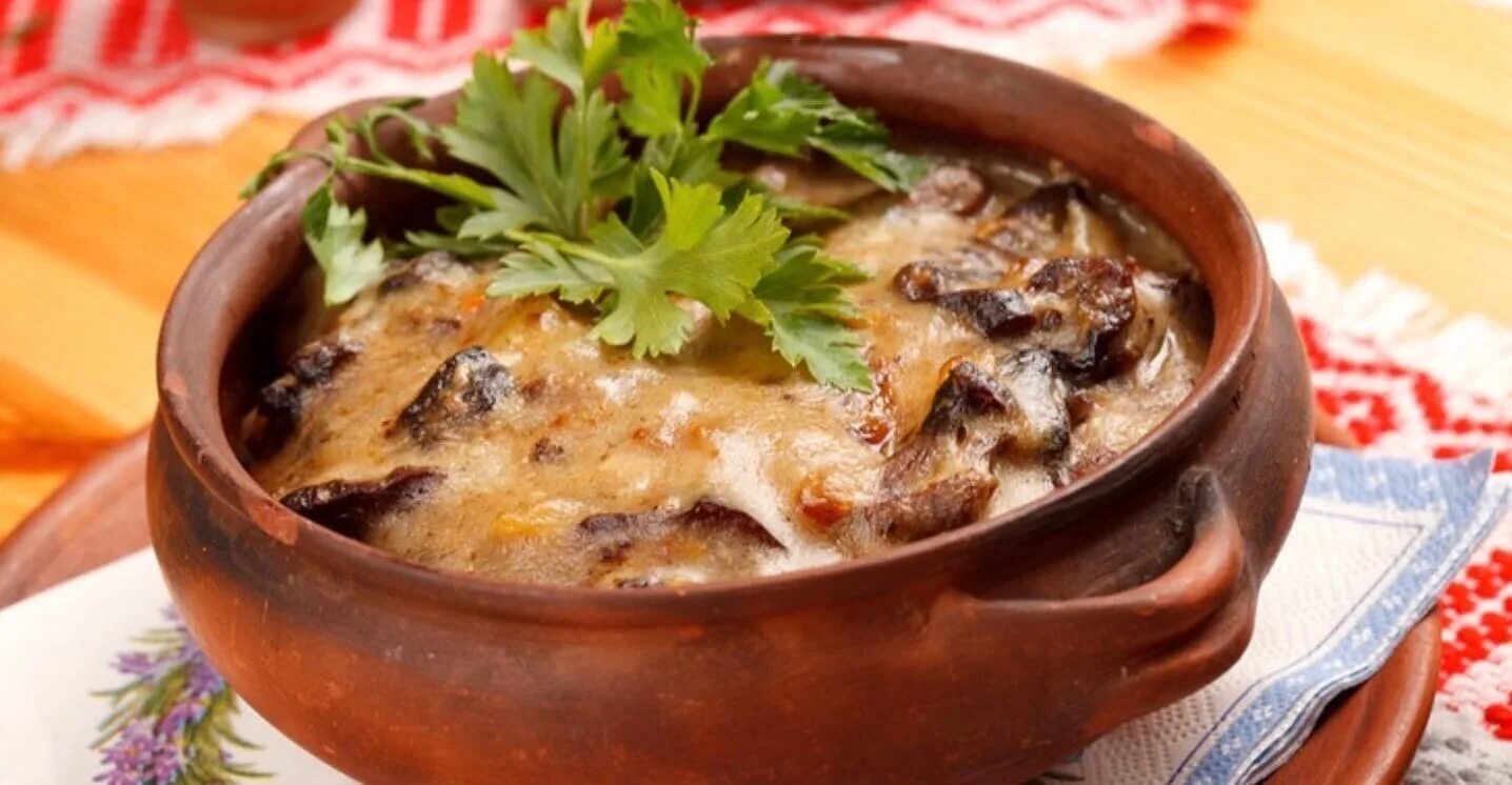 Язык в горшочке. Жаркое с грибами в горшочках. жаркое в горшочках с курицей. говядина с грибами в горшочке в духовке. жаркое в горшочках в духовке с мясом и картошкой и грибами.