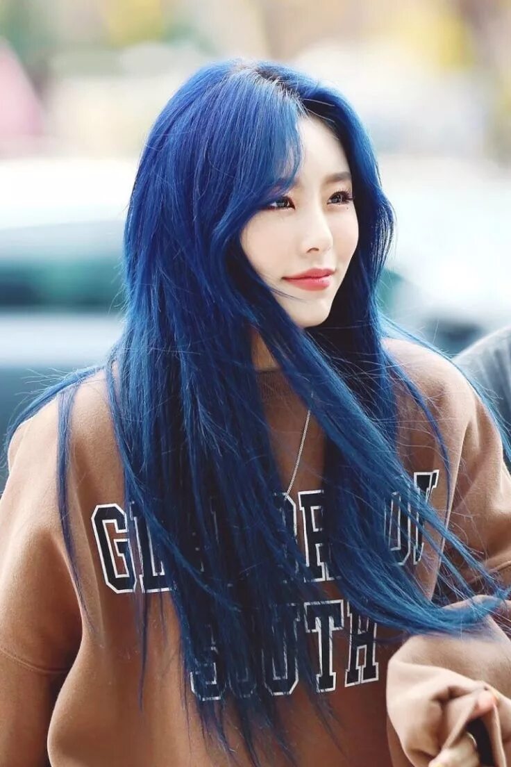 Кореец с голубыми волосами. Айю айдол. Mamamoo blue hair. Кореянка с голубыми волосами. Голубая кореянка.
