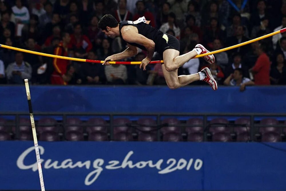 Смешные лица спортсменов. Гимнаст самир аит саид. Прыгун в воду. Прыжок с трамплина в бассейн. Синхронные прыжки gif.