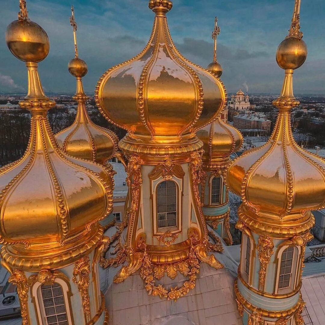 Церковный купол. Семикупольный храм в спб. семикупольный храм в саниитербурге. купола церквей с13куполом. золоченый купол православного храма.