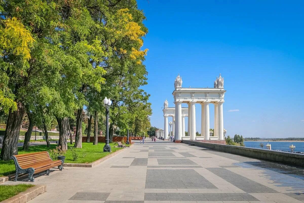 Набережная Волгоград. Центральная аллея Волгоград. Волгоград улица аллея героев. Центральная аллея набережной Волгограда.