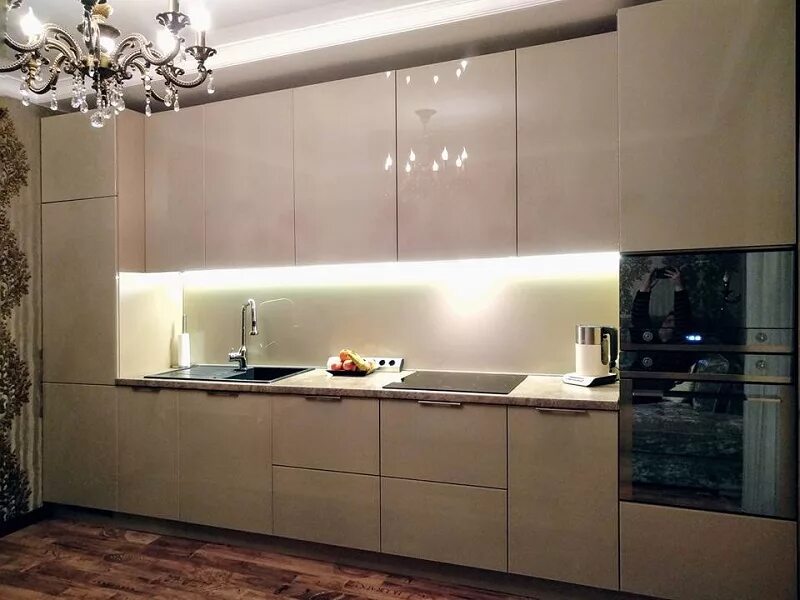 Бежевая глянцевая кухня. Кухня бежевая матовая. Кухня бежевый глянец. Фасад кухни бежевый глянец. Бежевый глянец.