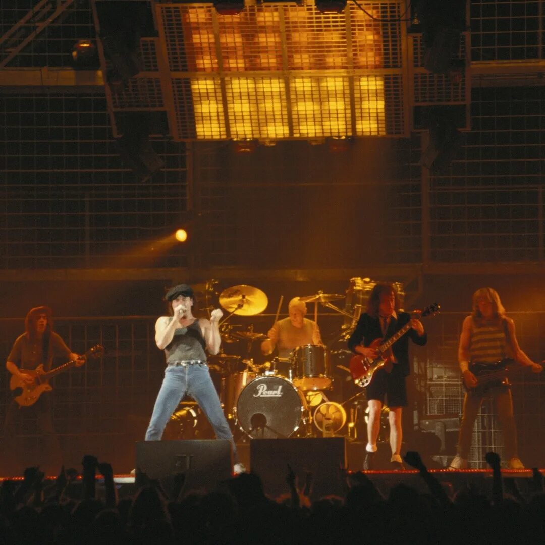Тушино 1991 концерт monsters of rock. Ac/dc в москве 1991. Live at donington. Ac dc world tour 1979г. Ac dc razor's edge картинки.