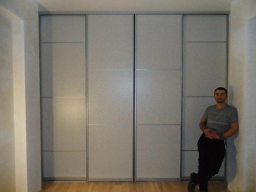 Шкаф выше дверей. Шкаф Стенли 2,2 метра. Встроенный шкаф купе 3 метра. Встроенный шкаф купе в комнату. Двери для встроенного шкафа.