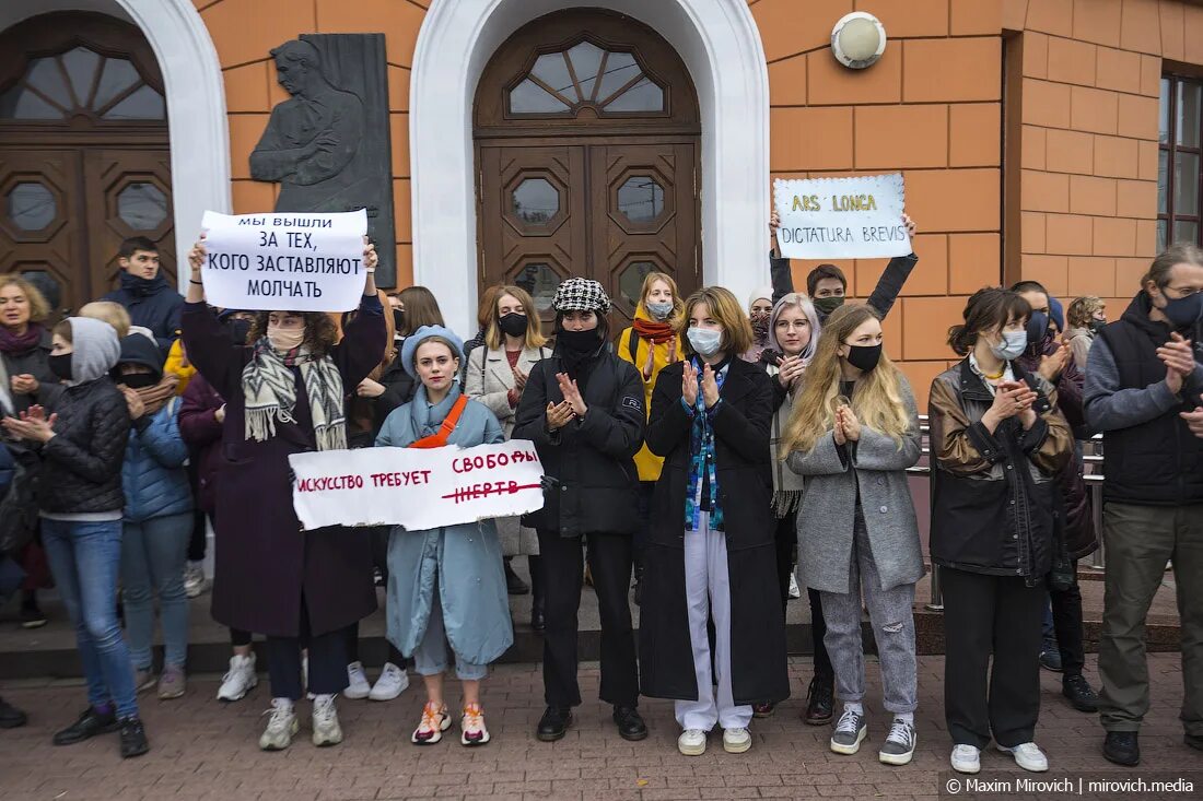 Студенческие протесты. Протесты студентов в оксфорде. Протесты во франции. Париж 1968 студенческие бунты. Митинг студентов.
