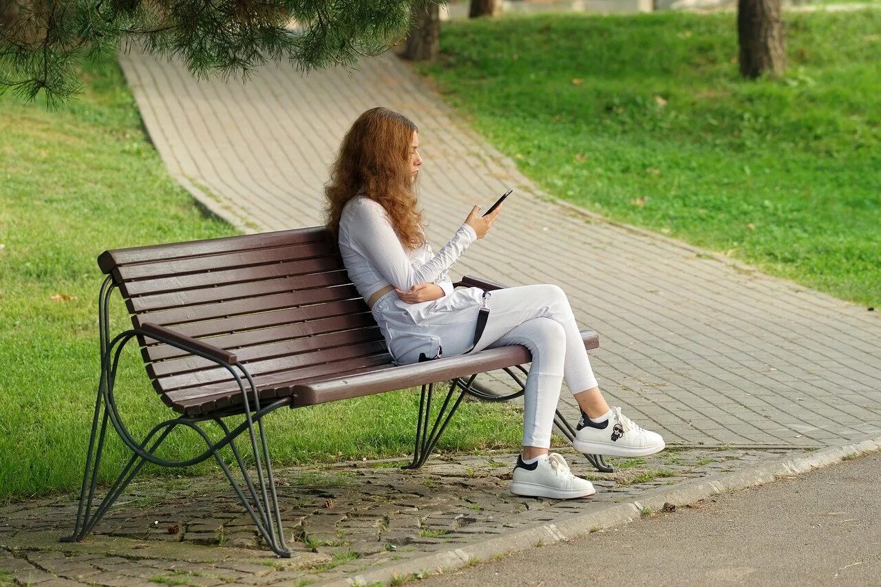 Женщина на скамейке. Девушка на скамейке в парке. Скамейка для спины. Девушка сидит на лавке. Sit on a bench