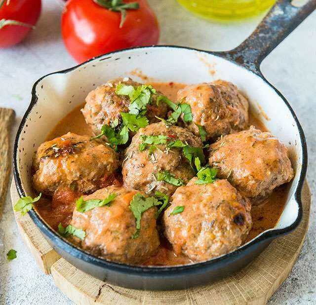 Тефтели мясные с рисом. Тефтели в томатно-сметанном соусе. Тефтели в томатно-сметанном соусе. Фрикадельки с рисом в духовке рецепт. Фрикадельки с рисом в духовке рецепт.