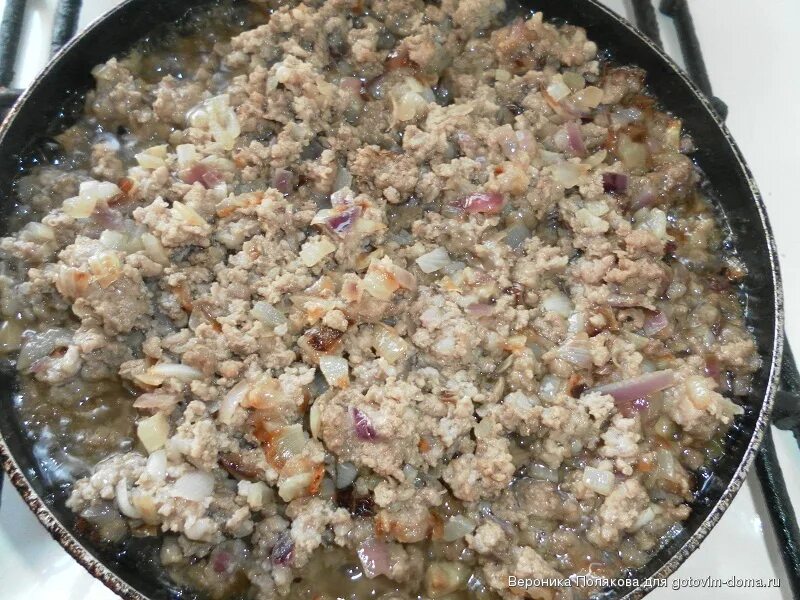 Мясной фарш гречка. Гречневая каша с фаршем. гречка с мясным фаршем, луком, морковью и томатами. гречка с помидорами и луком. гречка с фаршем и помидорами.