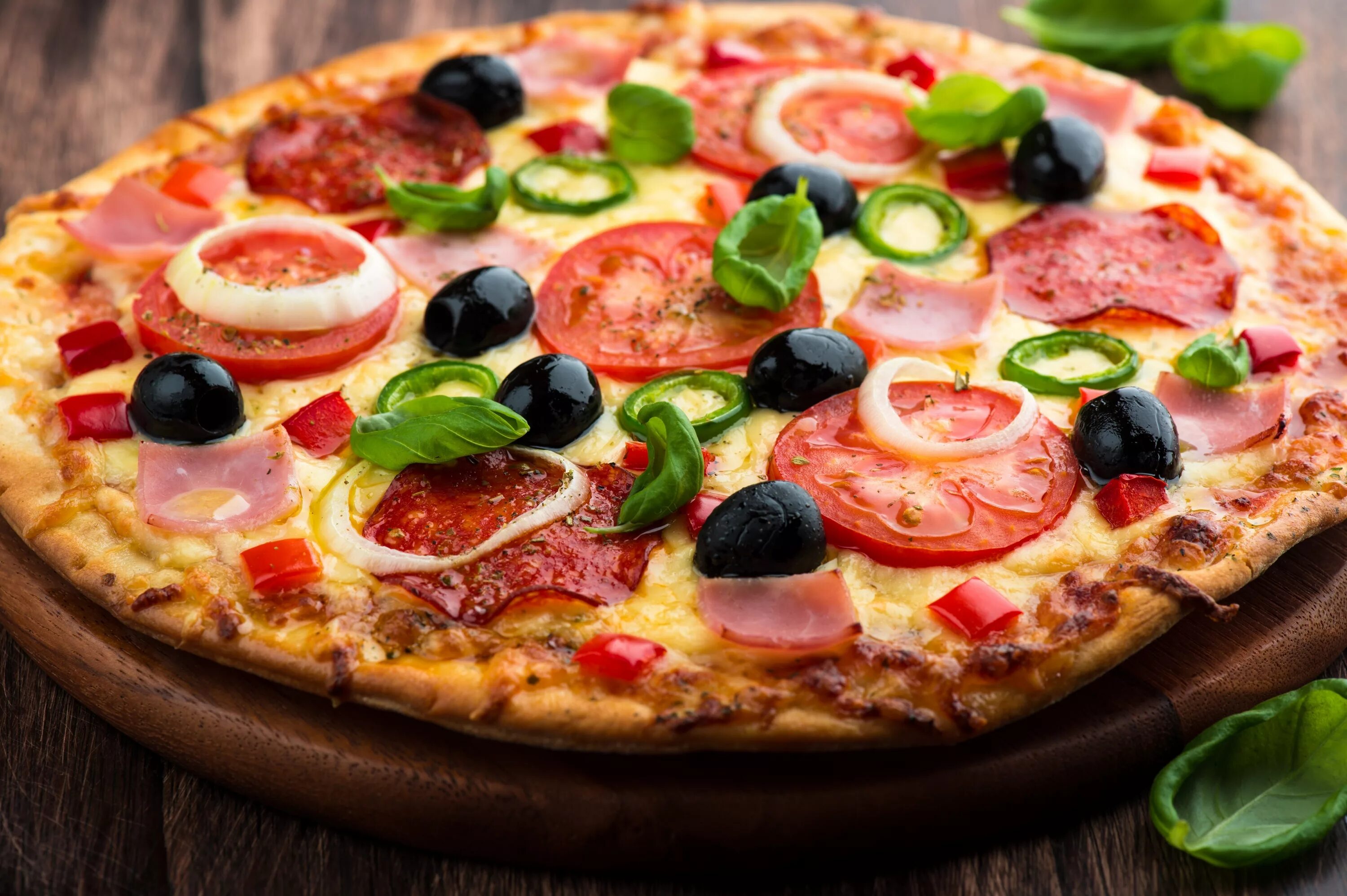 Неаполитанская пицца маринара. Настоящая итальянская пицца. Сочная вкусная пицца. Традиционная итальянская пицца.