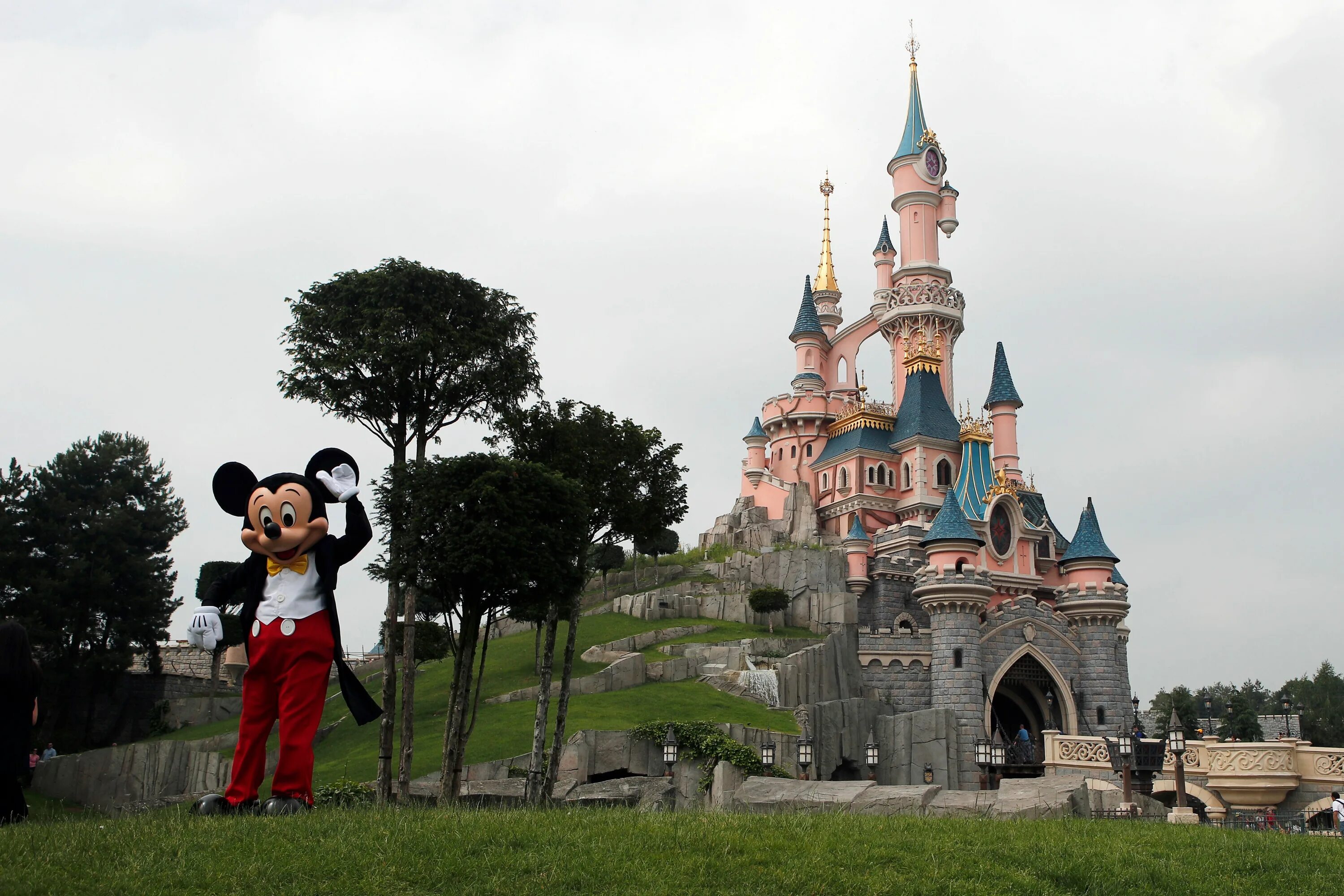 Диснейленд видео. Disneyland Париж парк. Парк Уолт Дисней Студиос Франция. Диснейленд Париж Диснейленд парк. Диснейленд Шанхай аттракционы.