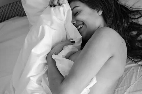 Ana Guerra seduce a sus seguidores con un desnudo en la cama. 