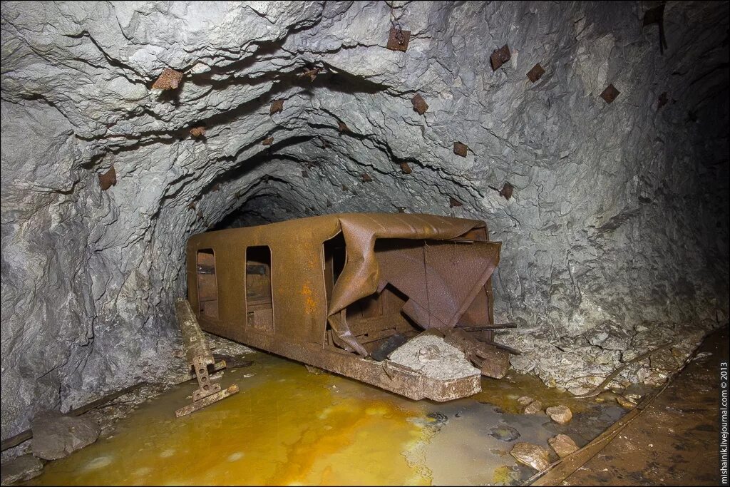 2 км под землей. Подземные вагонетки. Шахта под землей. Вагонетка шахтная. Заброшенная шахта.