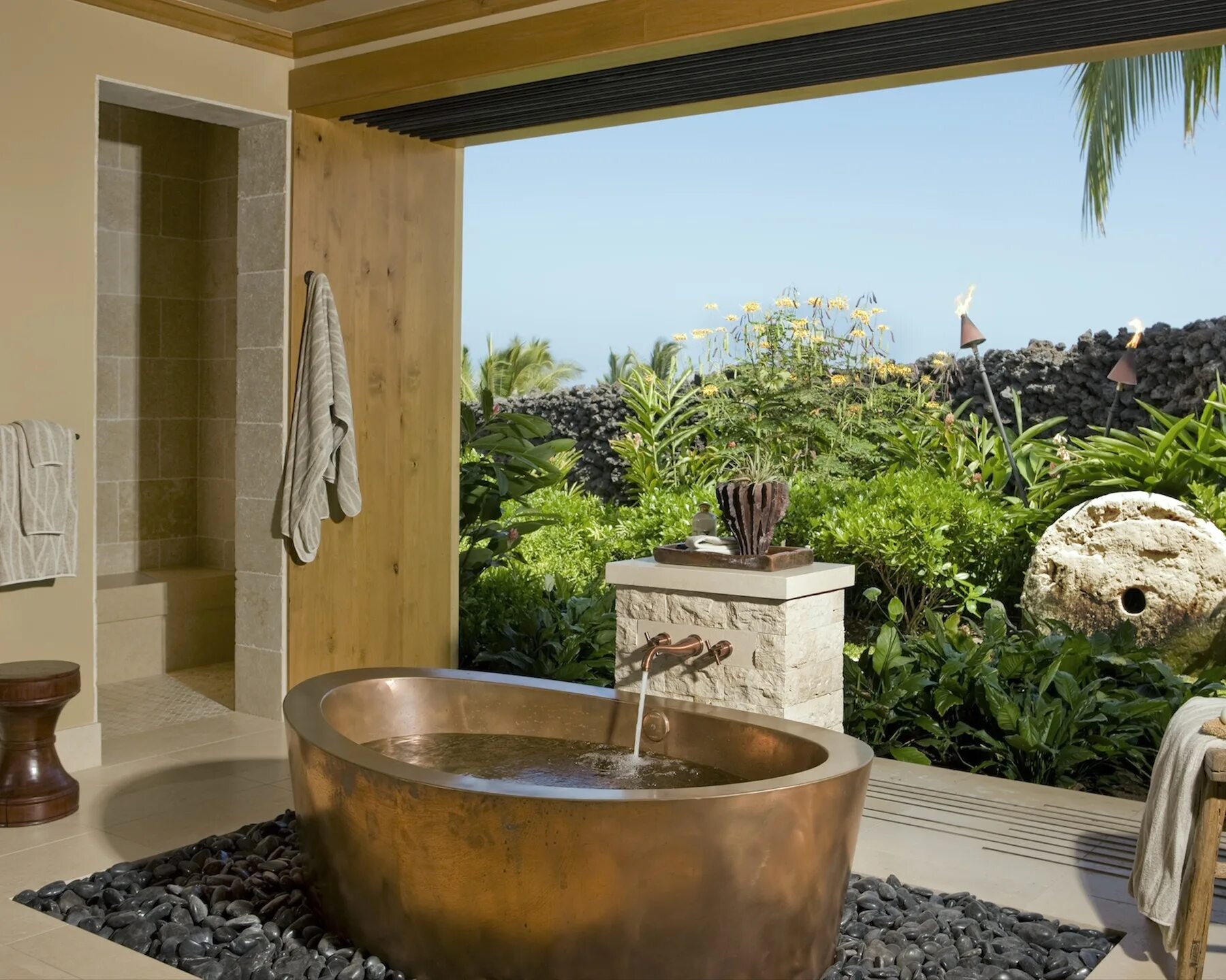 Ванная комната в тропическом стиле. Ванная комната в стиле джунгли. Душевые в балийском стиле. Ванная в тропиках.