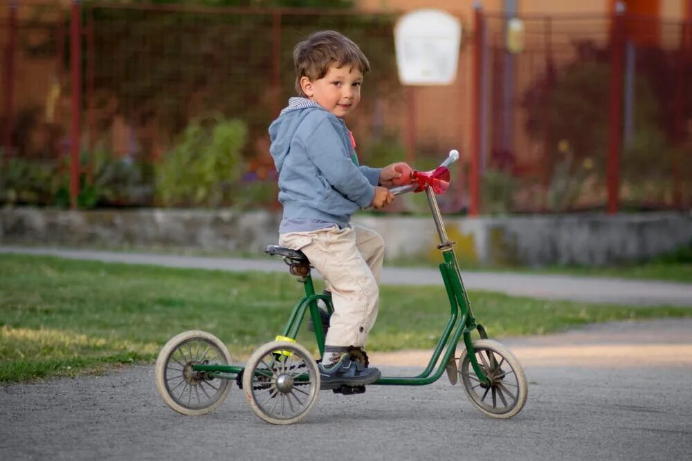 Как научить ребенка ездить на двухколесном велосипеде. Мальчик на трехколесном велосипеде. Дети с велосипедом. Дети катаются на велосипеде. Трехколесный велосипед для детей.