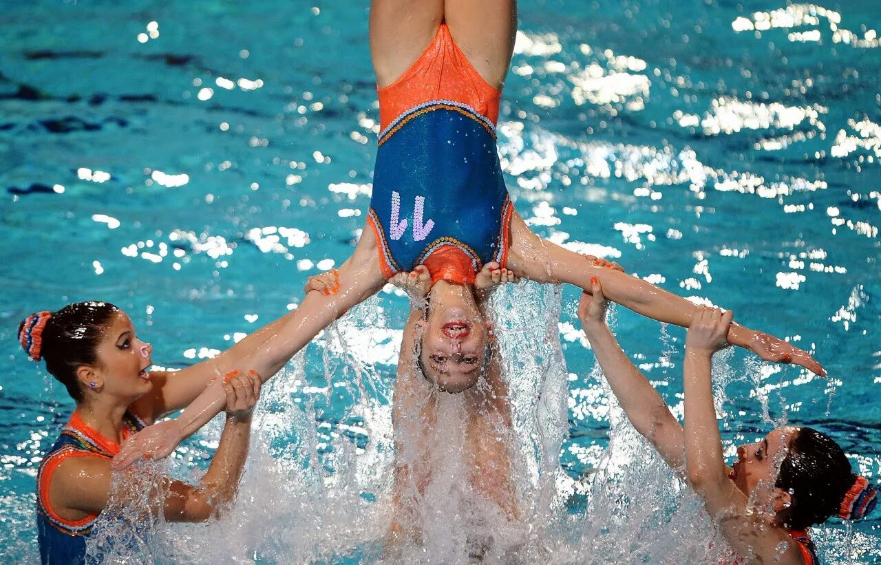 Спортсменки синхронного плавания. Гимнастки в бассейне. Водная гимнастика. Гимнастика под водой. Казусы в синхронном плавании.