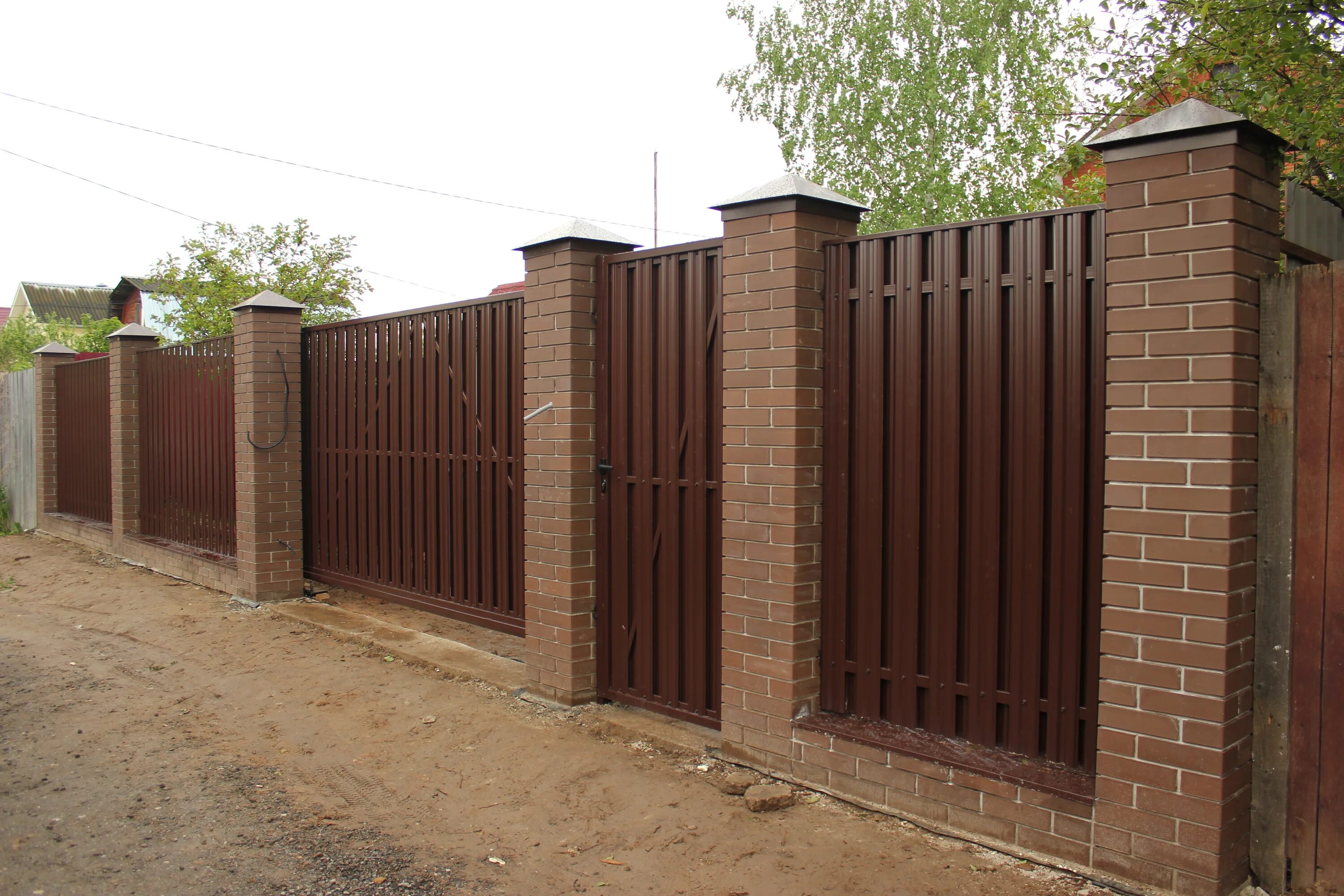 Забор с кирпичными столбами с профнастилом. Столбы из кирпича для забора. Кирпичная колонна 380х380 для забора. Кирпичная колонна 380х380. Кирпичный столб 510 510.