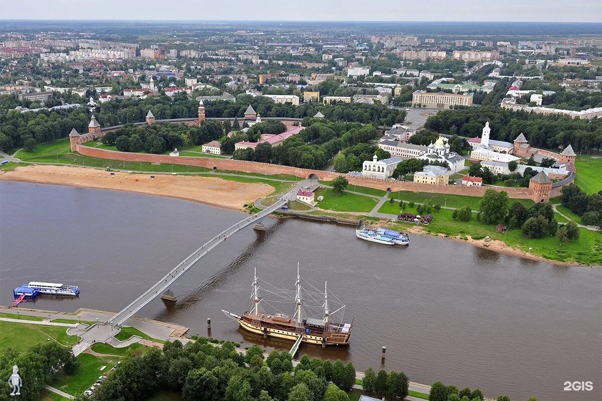 Парки великого новгорода сайт. Парк Великий Новгород. Новгород Кремлевский парк. Кремлевский парк в Великом Новгороде. Кремлёвский парк Великий Новгород аттракционы.