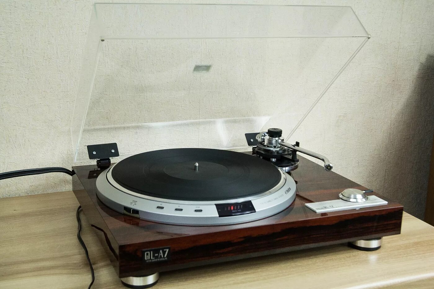 Jvc l-a 31. Виниловый проигрыватель jvc. Виниловый проигрыватель alive наклейки. Виниловый проигрыватель jvc. Проигрыватели винила jvc.