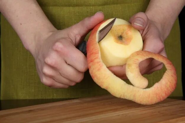 Снятое кожура. Кожура от яблока. Нестандартные овощи и фрукты. Ручной нож для чистки кожуры яблок. Чистить кожуру.