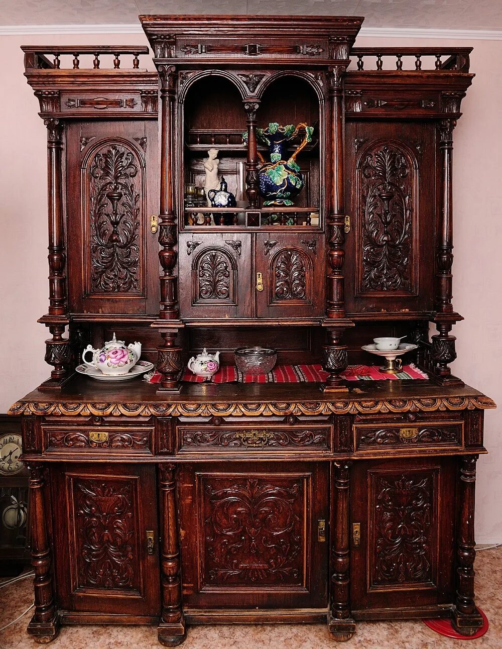 Десертница поставец. Продам старинную. Антикварный прилавок. Старинный дубовый буфет. Старинная мебель.