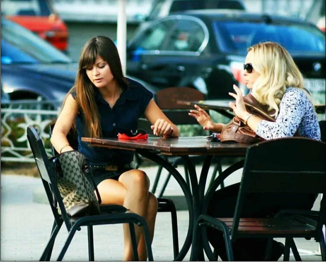 Пришли 3 в кафе. Подружки за столиком в кафе. Подруги в кафе. Женщина в кафе. Подруги сидят в кафе.