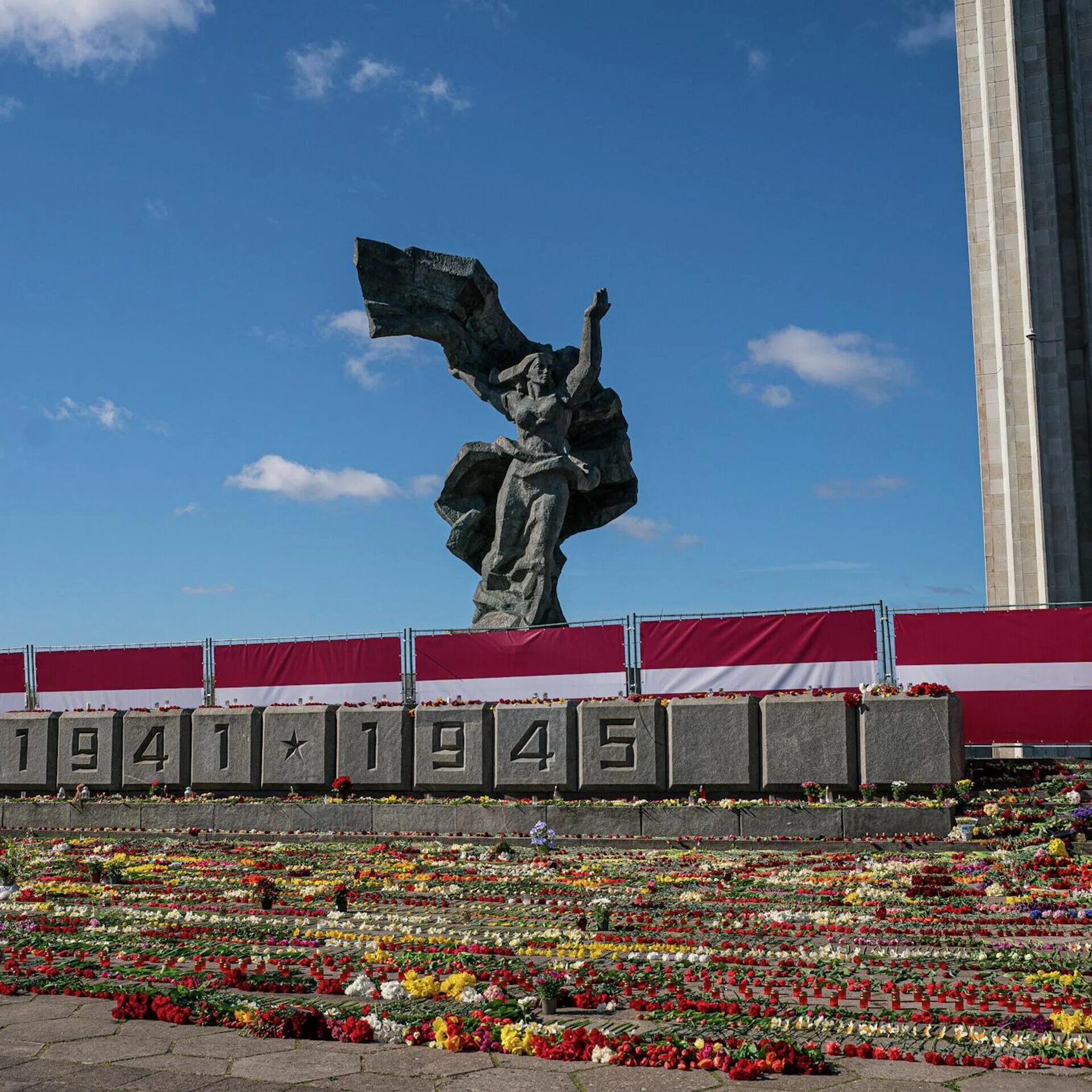 В риге запретили нести цветы. Мемориал освободителям Риги. Памятник освободителям Риги. Памятник Победы Латвия. Рига памятники освободиьеля.