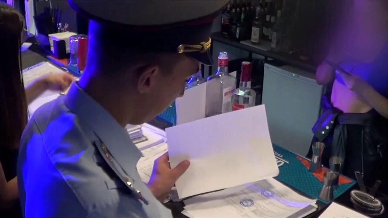 Ночной клуб сотрудники. Проверки ночных клубов. Police питер клуб. Сотрудники полиции в ночном городе. Проверки ночных клубов.