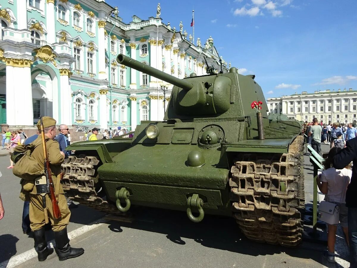 Выставка военной техники в санкт петербурге. Выставка военной техники на Дворцовой. Военная техника на Дворцовой площади. Выставка военной техники в СПБ.