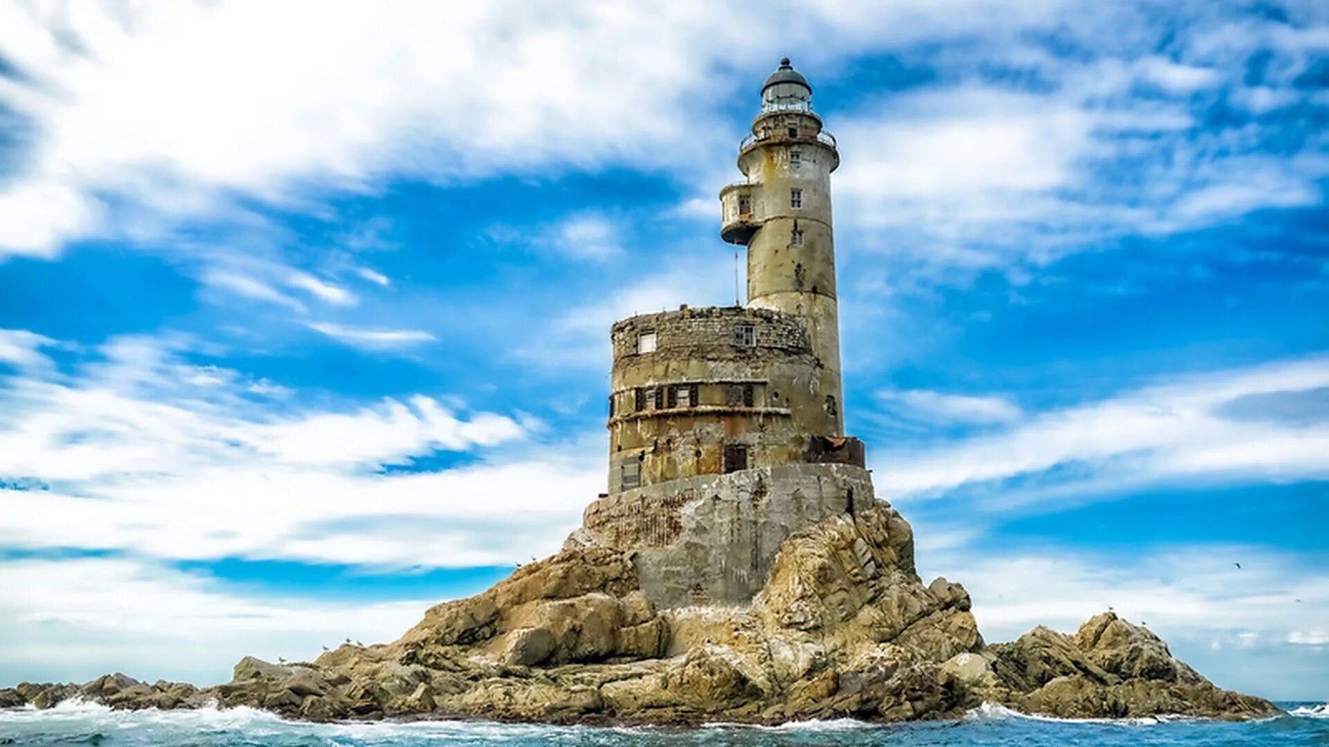 Маяк на мысе. Заброшенный маяк анива, остров сахалин. Атомный маяк сахалин. Итуруп маяк анива. Маяк на мысе анива.