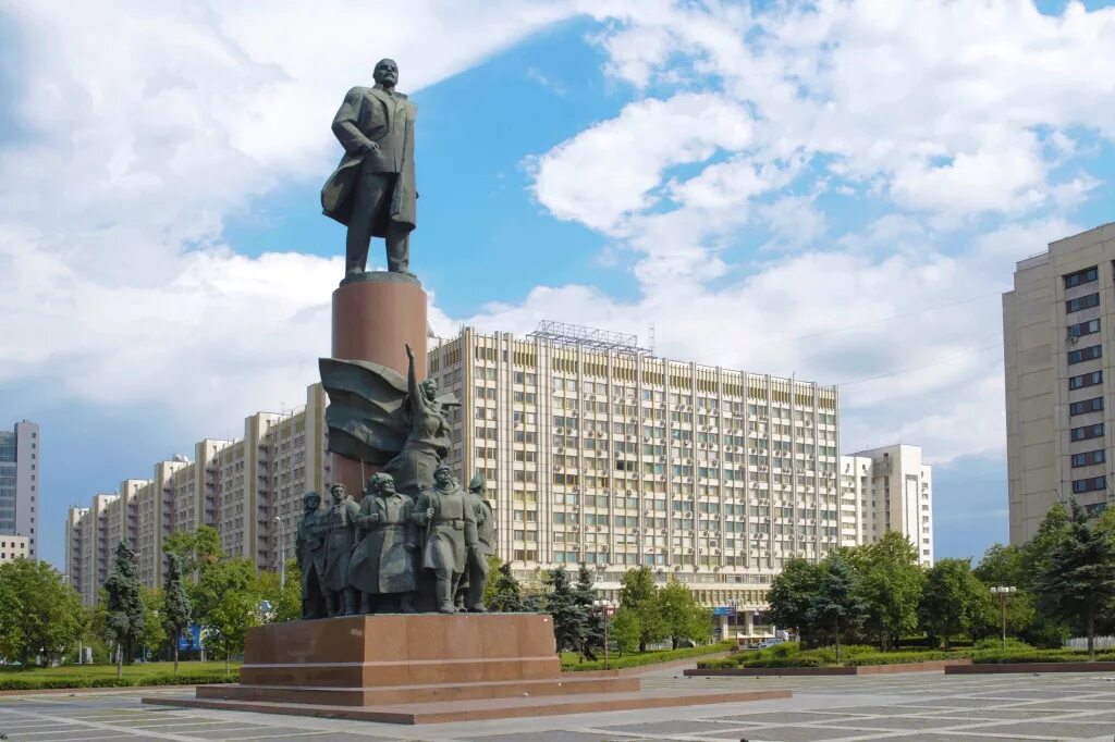 Памятник Ленину на Калужской площади в Москве. Памятник Ленину на Октябрьской площади в Москве. Памятник Владимиру Ленину на Калужской площади. Ленин на Калужской площади.