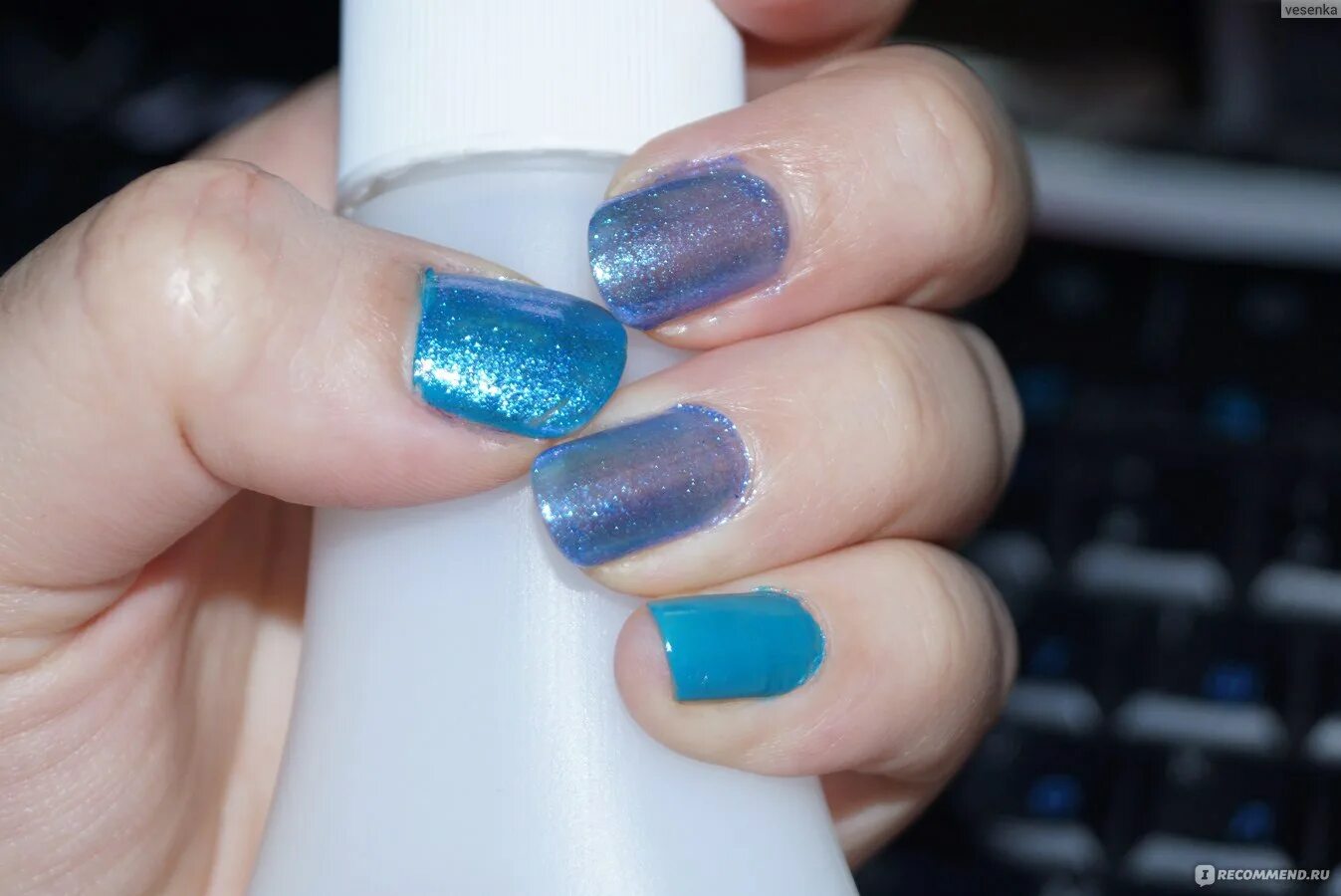 Обычный лак сверху гель лака. Лак золотой шиммер. Лак для ногтей масура. Нанесение лака на ногти. Лак поверх геля.