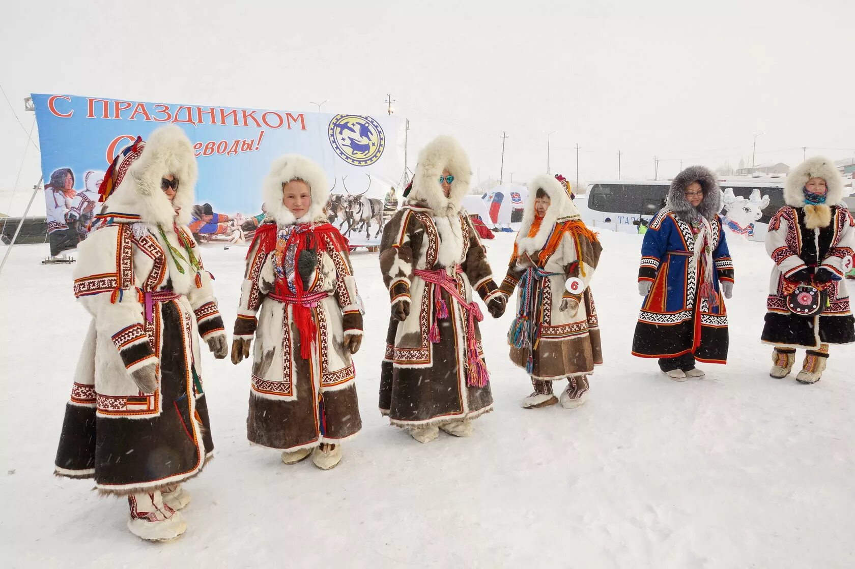 Малица ненцев. Ненцы Тарко Сале. Тазовский поселок оленевод. Одежда ненцев Тарко Сале. Тазовские оленеводы