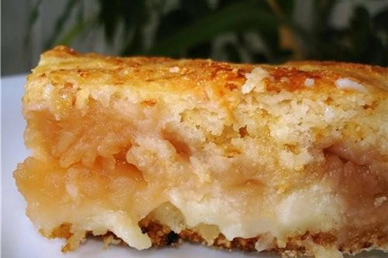 Скорый пирог из яблок. Яблочный пирог с манкой. пирог с манкой и яблоками. пирог на манке с яблоками. венский яблочный пирог.