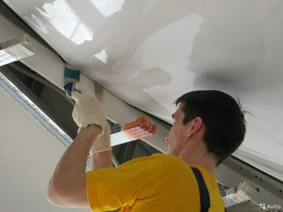 Монтаж потолка. Натяжные потолки. Обучение натяжным потолкам. Обучение натяжным потолкам. Пушка для натягивания потолков натяжных.