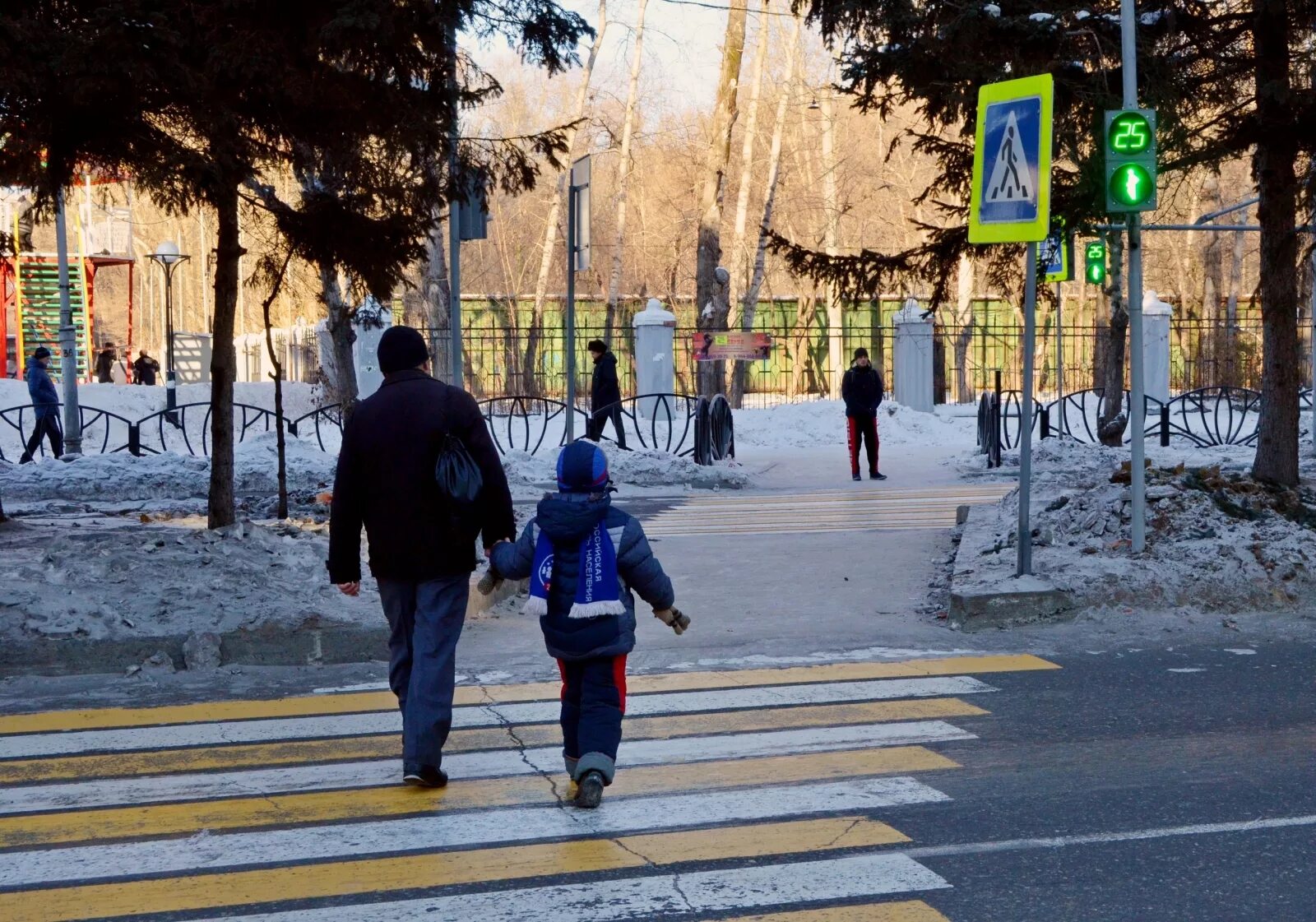 Пешеходы зимой на дороге. Пешеходный переход зим. Пешеходный переход для детей. Пешеходный переход зима. Перебегал пешеходный переход