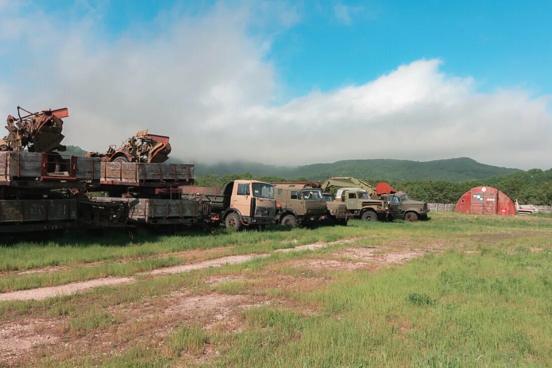 Обнаружили в поле свалку военной техники и нарвались на военнослужащего! ComDig 