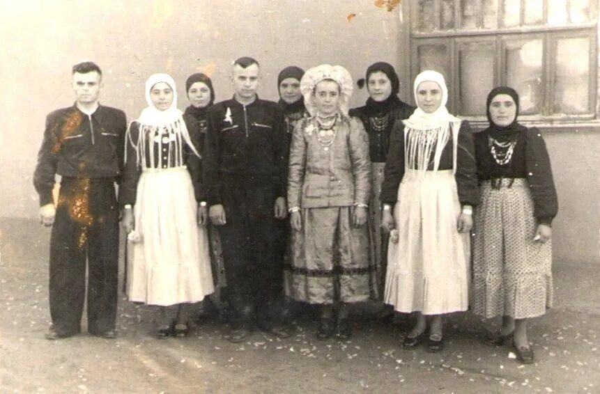 Гагаузы 19 век. Народы Молдавии Гагауз. Гагаузы происхождение народа. Гагаузы и молдаване. Гагаузы происхождение что за нация