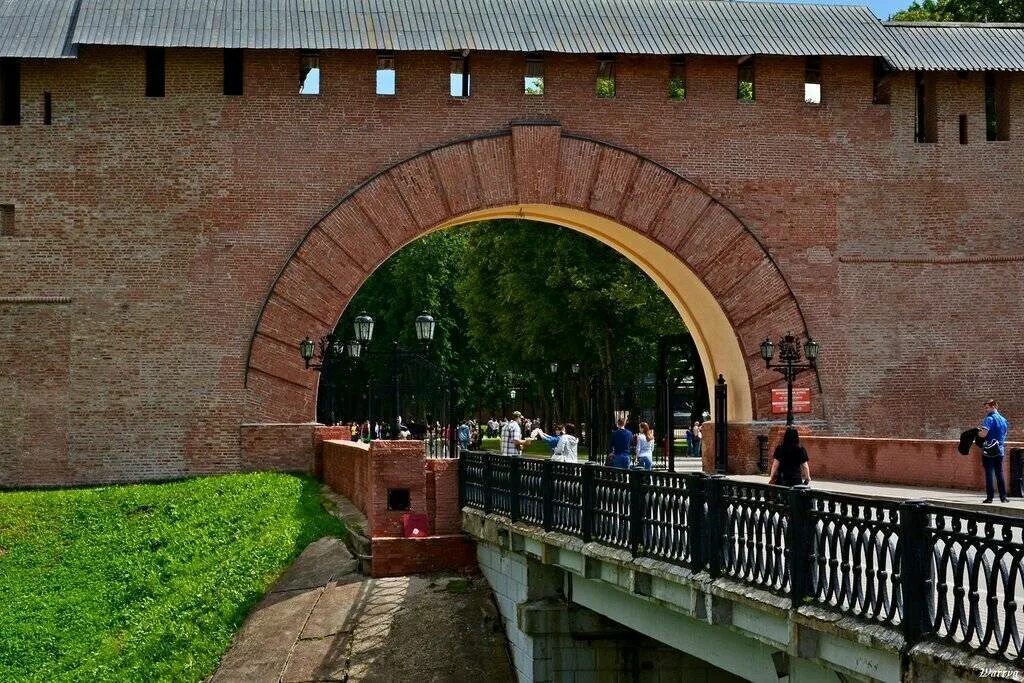 Достопримечательности новгорода за 1 день. Воскресенская арка Великий Новгород. Воскресенская арка Новгородского Кремля. Новгородский Детинец Воскресенская арка. Великий Новгород арка Кремля.