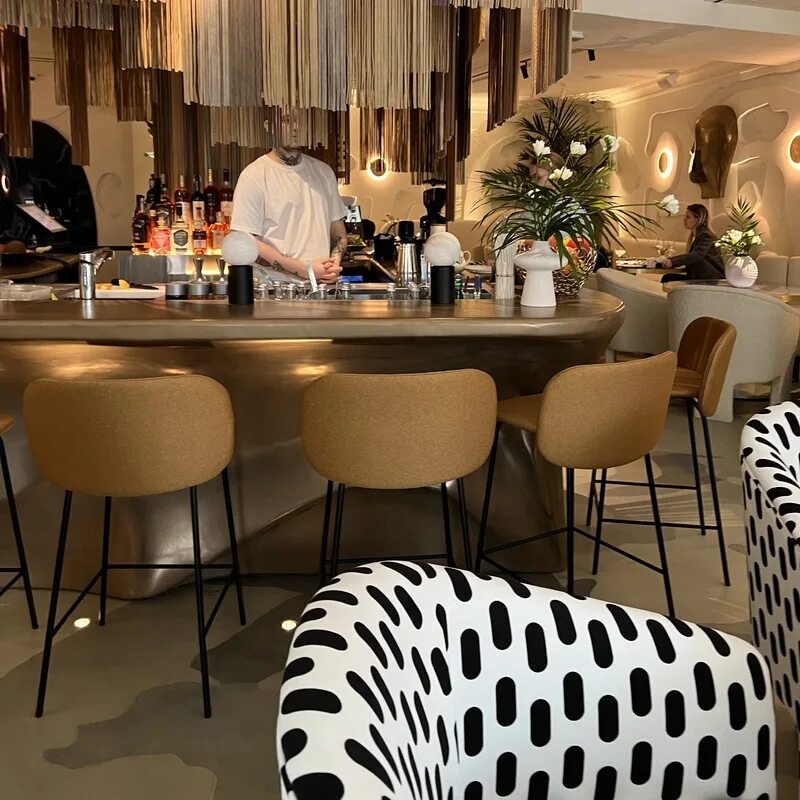 Юг 22 ресторан москва. La capitale ресторан новинский бульвар. 22 бар новосибирск. 22 13 ресторан конюшенная площадь. Ресторан юг 22 на никитской москва.