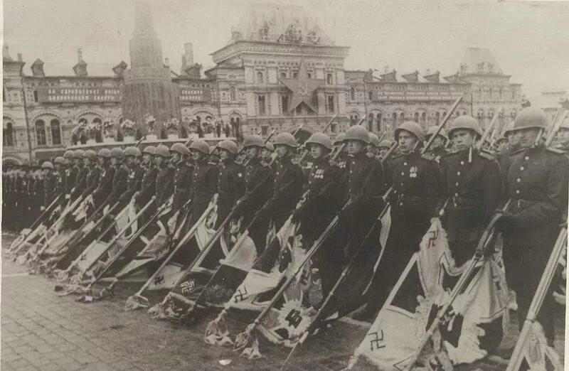 Поверженные знамена 1945. Поверженные знамена фашистов на красной площади. А. Михайлов. Поверженные знамена. Парад Победы. Генералы на параде Победы 1945.